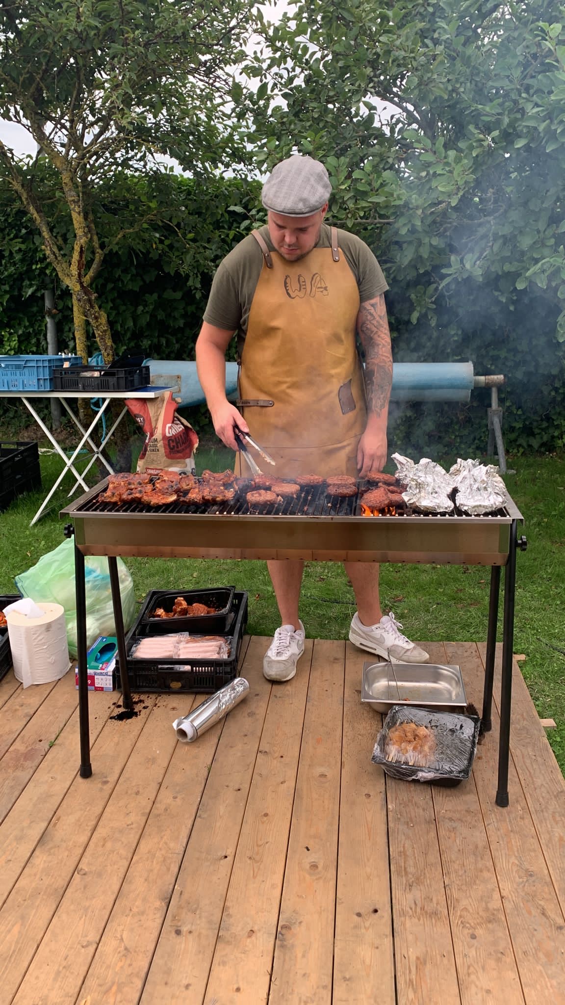 Chef Wesley aan het grillen