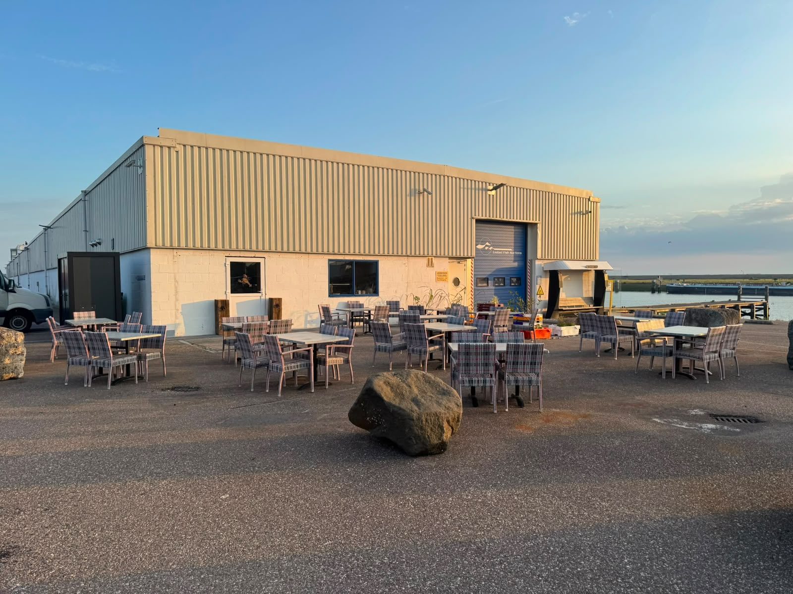 De Ambachtswinkel met terras voor de vismijn aan de buitenhaven van Stellendam